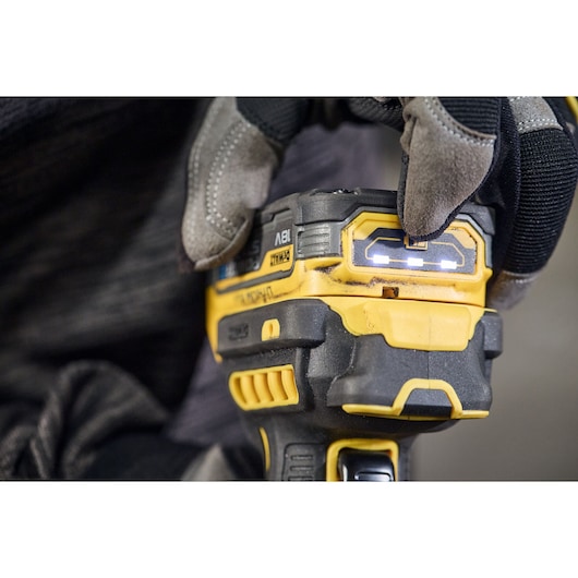 Testing the Powerstack battery charge on DEWALT 18V XR Compact 125mm Angle Grinder with 3.5ah battery