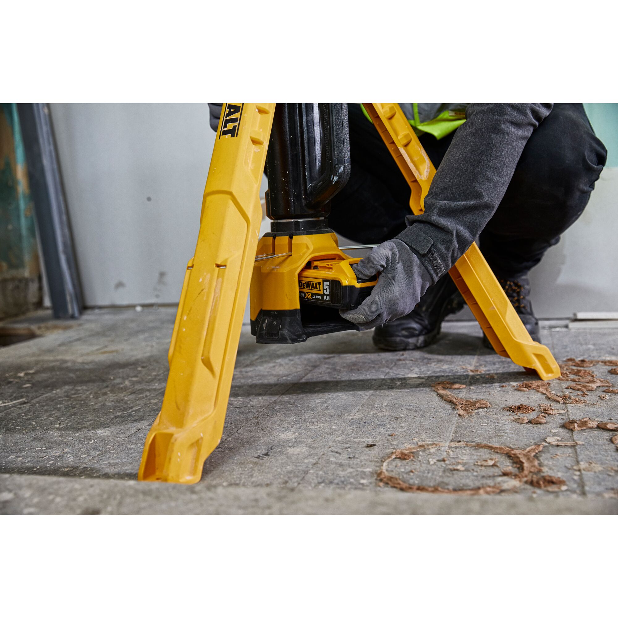 XR LED TRIPOD LIGHT DEWALT