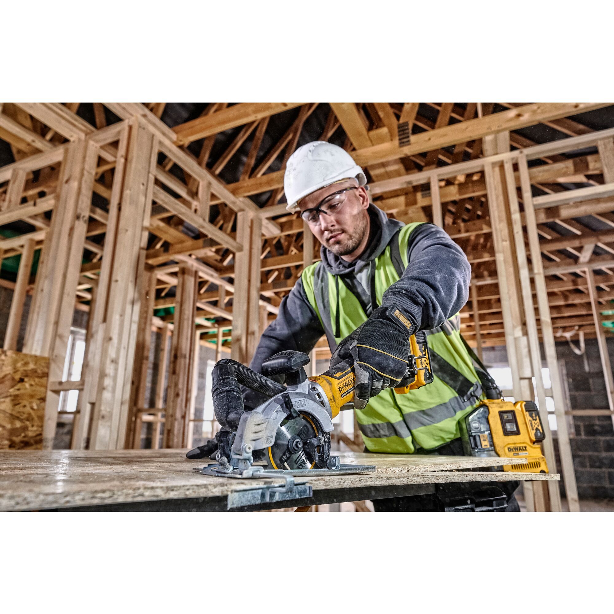 Dewalt brushless best sale compact circular saw